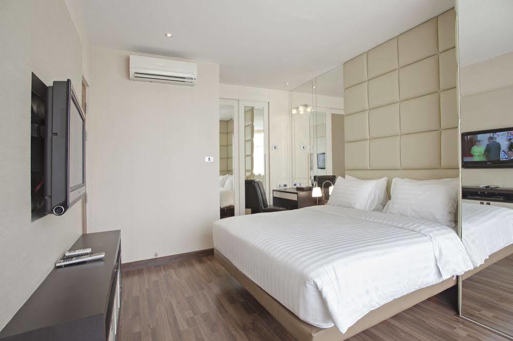 V Residence Serviced Apartment Bangkok Exterior photo